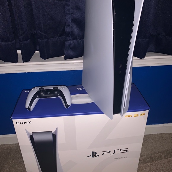 PlayStation 5 - Picture 2 of 2